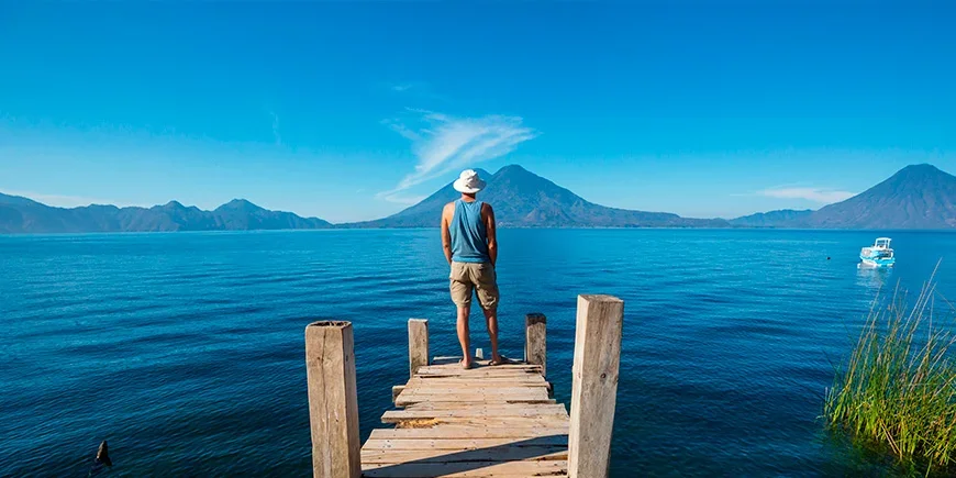 En man blickar ut över sjön Atitlán i Guatemala