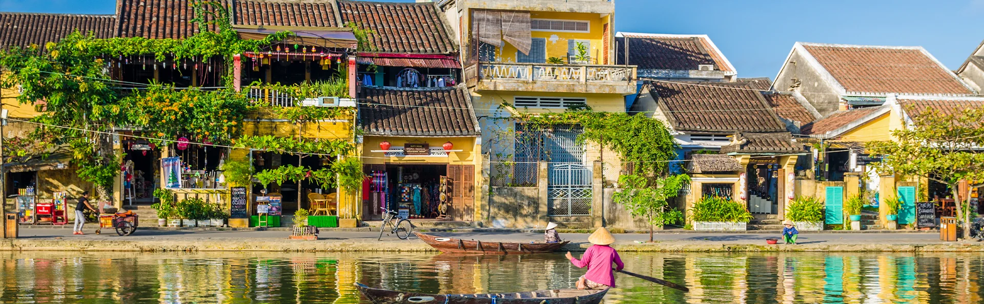 Traditionell båt på floden i Hoi An, Vietnam
