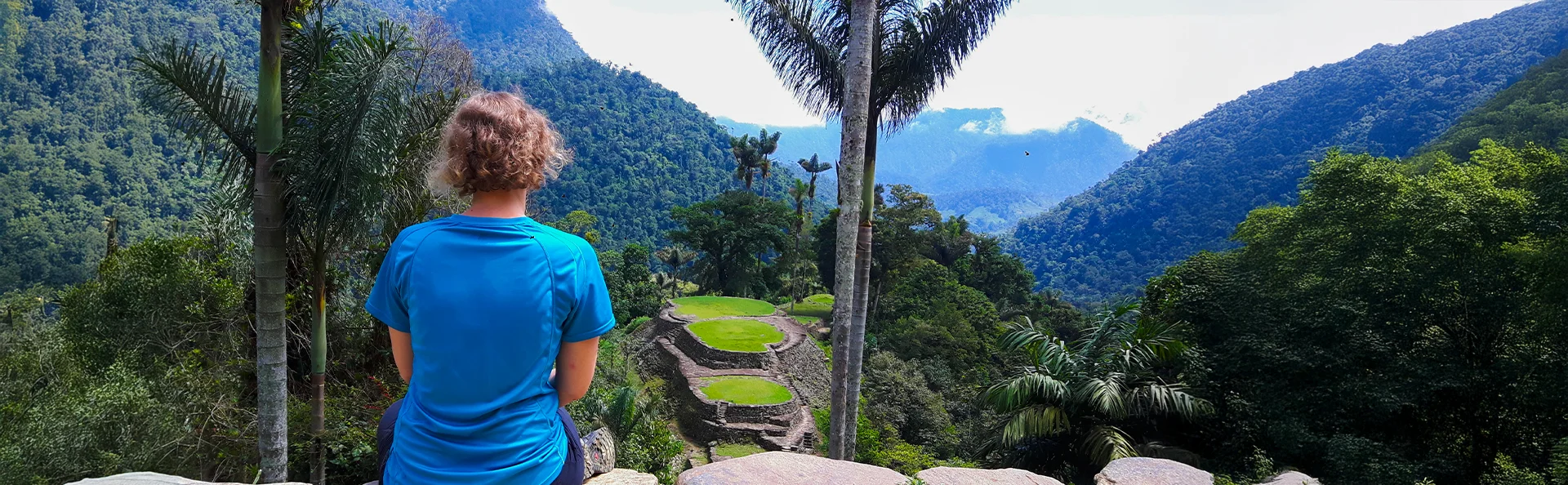 En kvinna sitter och njuter av utsikten över den hisnande Lost City Trek i Colombia