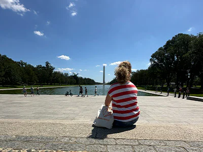 Bianca sitter framför Washington Monument i Washington