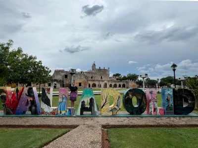 Chrismarie står framför en Valladolid-skylt i Mexiko