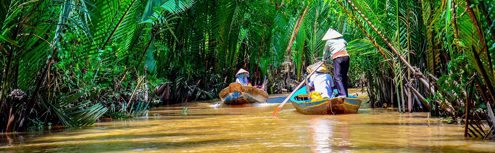 Paddelbåtar på Mekongdeltat i Vietnam
