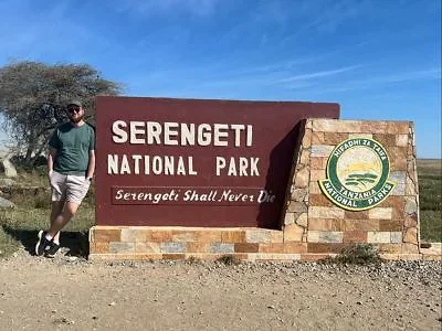 Liam vid ingången till Serengeti