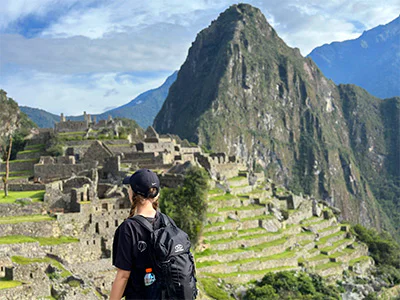 Kvinna utforskar Machu Picchu