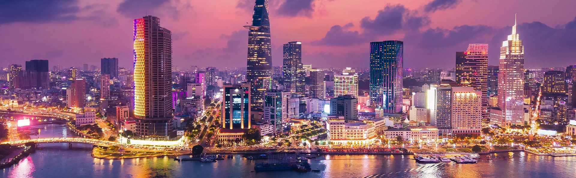 Panoramautsikt över Ho Chi Minh-staden i solnedgångens ljus
