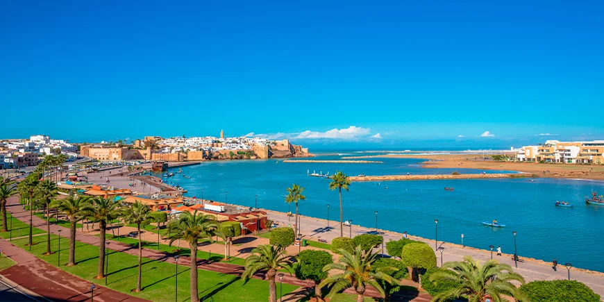 Solig dag vid hamnen i Rabat, Marocko