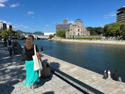 Kvinna som tittar på atombombsdomen i Hiroshima, Japan