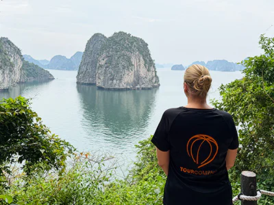 Michelle från TourCompass blickar ut över Bai Tu Long-bukten i Vietnam