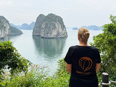 Michelle från TourCompass blickar ut över Bai Tu Long-bukten i Vietnam