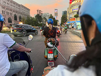 Michelle från TourCompass på vespa i Ho Chi Minh-staden