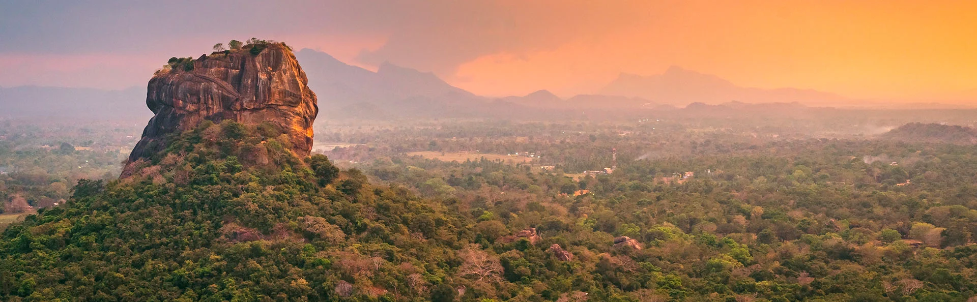 Lejonklippan i Sigiriya i solnedgången på Sri Lanka.