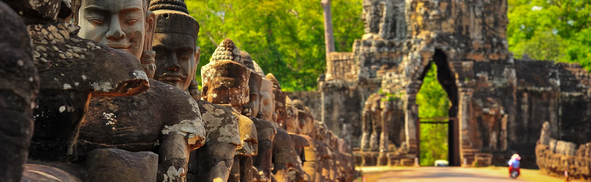 Stenporten till Angkor Thom i Kambodja