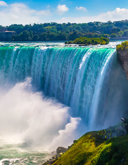 Kanadensisk sidovy av Niagarafallen, Horseshoe Falls, en solig dag i Niagara Falls, Ontario, Kanada