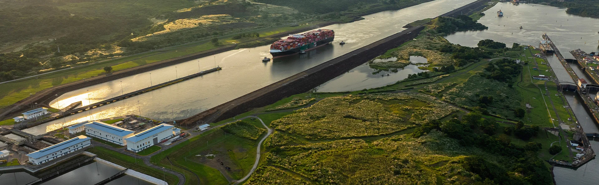 Solnedgång över Miraflores-slussarna vid Panamakanalen