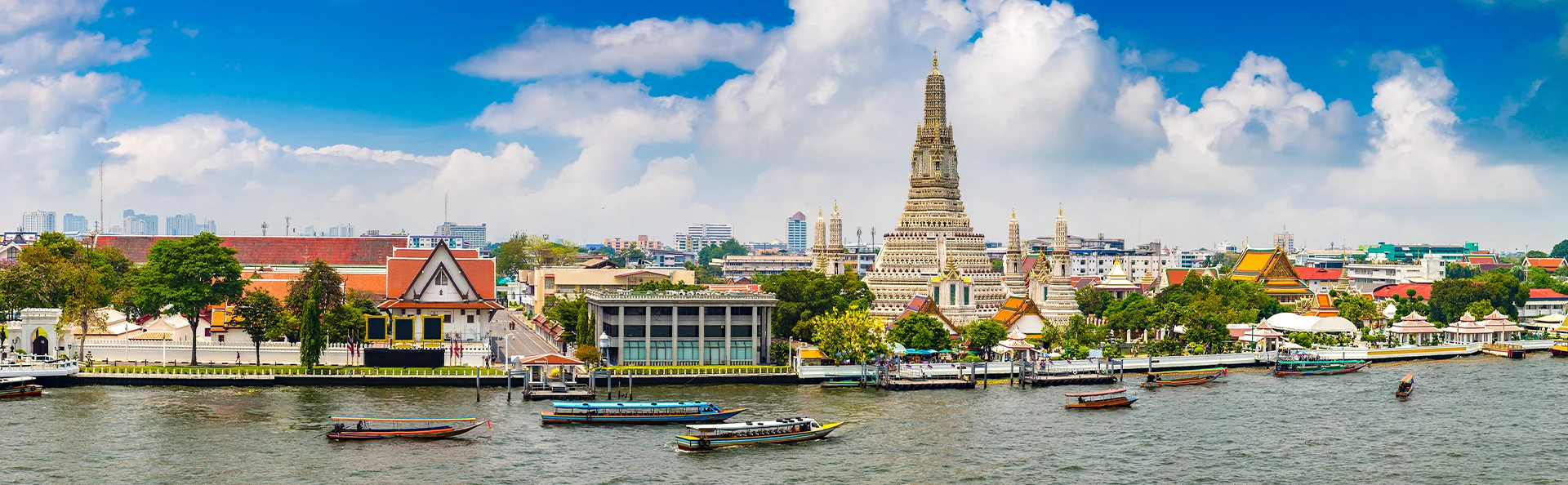 Panorama över templet Wat Arun i Bangkok, Thailand, en sommardag