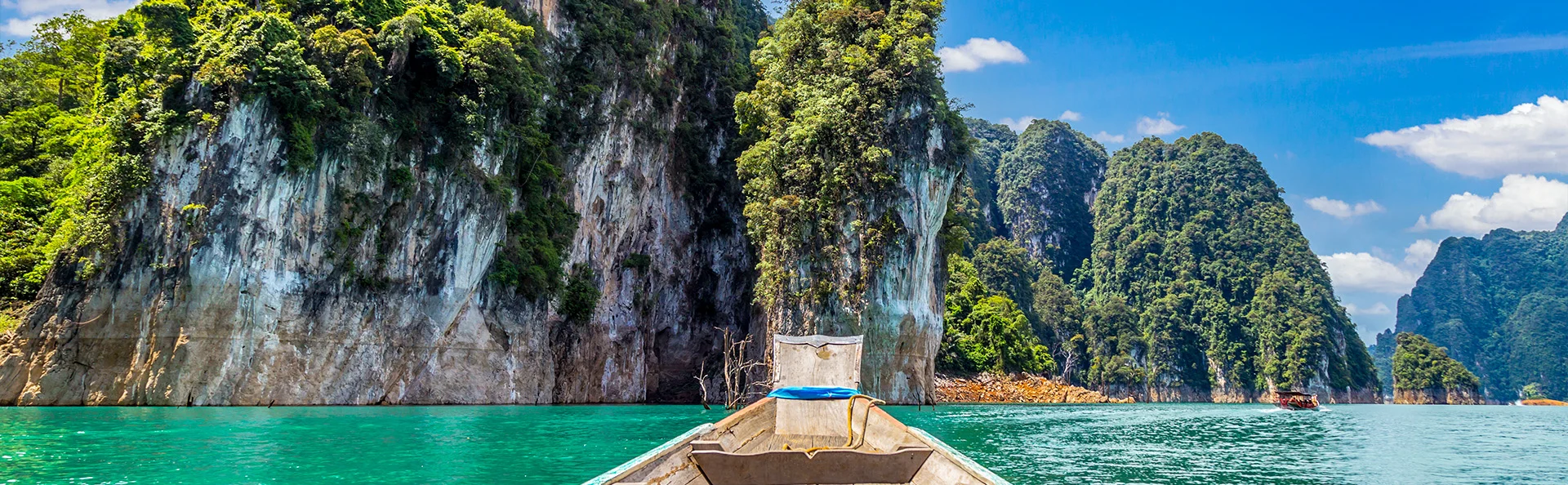 Båt seglar på sjö i Thailand