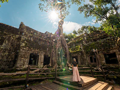 En kvinna utforskar Angkor Wat i Kambodja