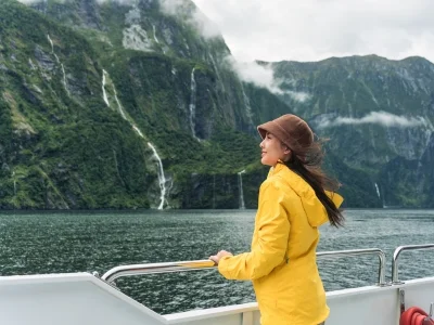 Kvinna seglar i Milford Sound, Nya Zeeland