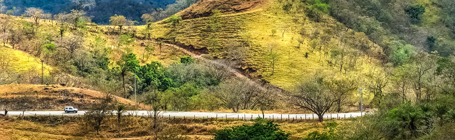 Bil kör genom kullarna i Guanacaste, Costa Rica