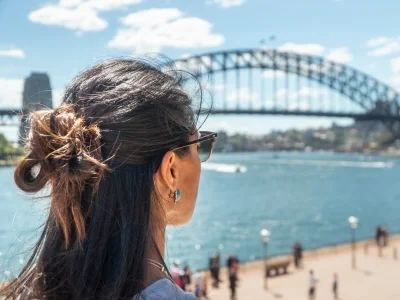 Kvinna tittar på Sydney Harbour Bridge i Sydney, Australien