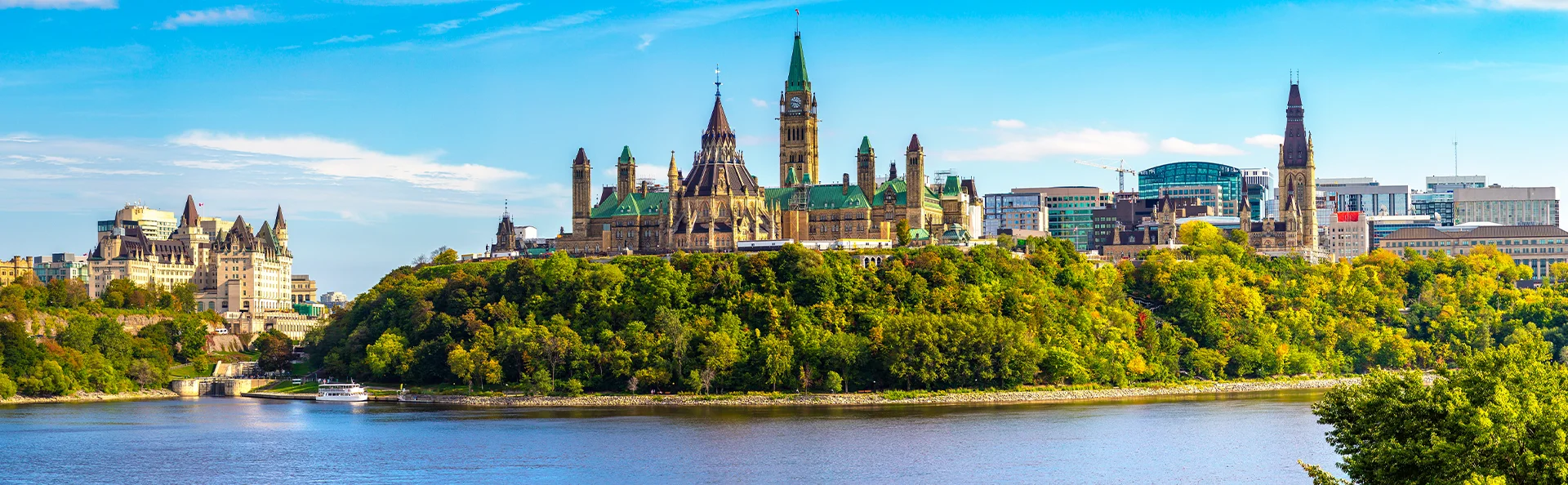 Panoramautsikt över det kanadensiska parlamentet i Ottawa och floden en solig dag, Kanada