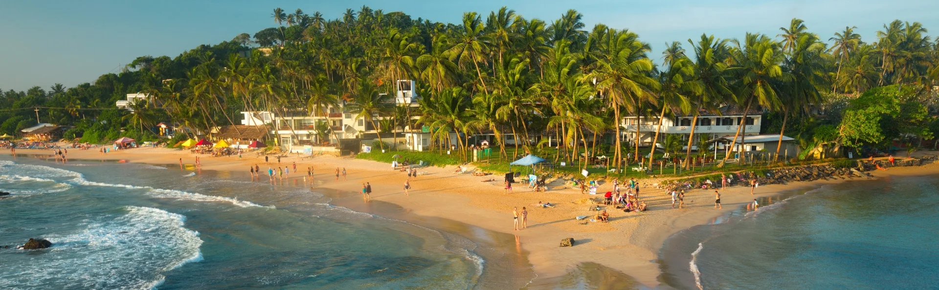 Tropisk strand i staden Mirissa på Sri Lanka