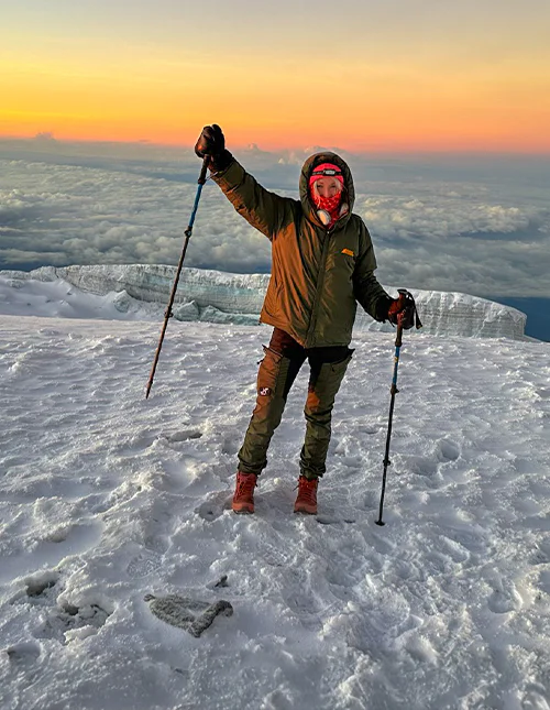 Cat från TourCompass står på toppen av Kilimanjaro vid soluppgången