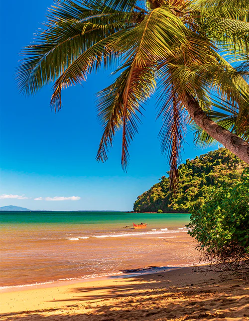 Vacker afrikansk strand på Nosy Be på Madagaskar