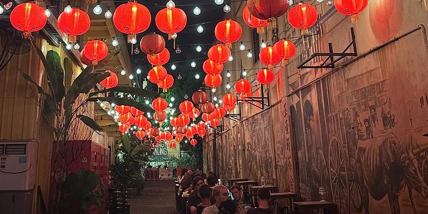 Röda lyktor och människor som äter på Kwai Chai Hong i Chinatown, Kuala Lumpur