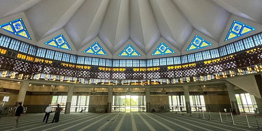 Masjid Negara sedd inifrån