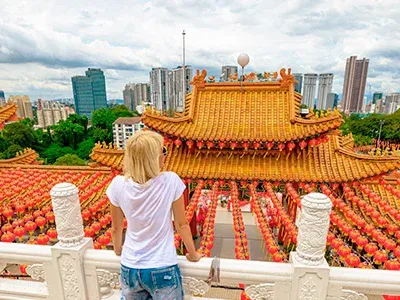 En kvinna blickar ut över Thean Hou-templet i Kuala Lumpur