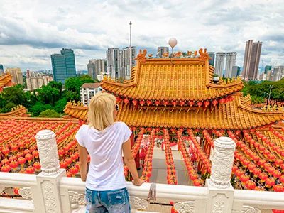 En kvinna blickar ut över Thean Hou-templet i Kuala Lumpur