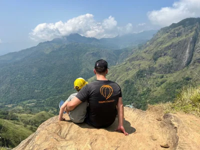 Far och son på Little Adams Peak på Sri Lanka