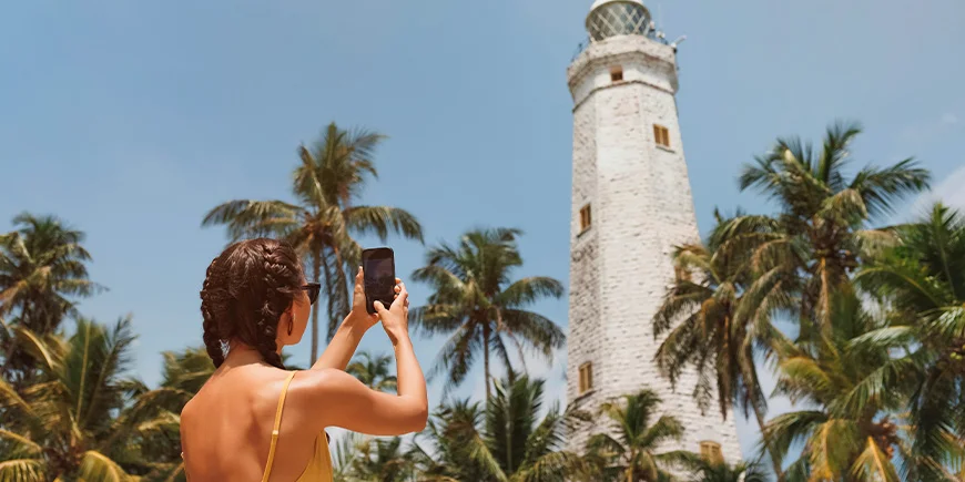 Flicka som tar en bild vid fyren i Galle, Sri Lanka.