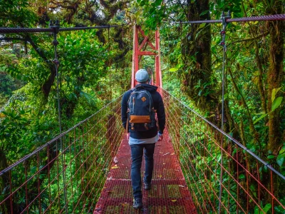 Man som går ensam på en hängbro i Monteverde Cloud Forest i Costa Rica