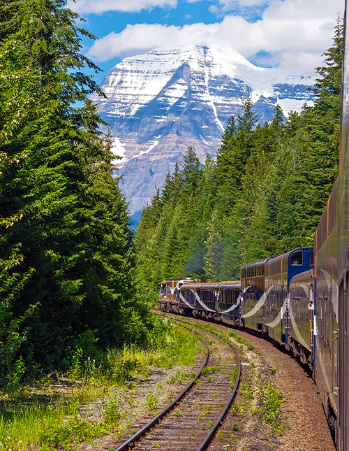 Mount Robsons topp på sommaren, sedd från tåget Rocky Mountaineer när det passerar genom Mount Robson Provincial Park