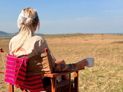 Cat dricker kaffe på savannen i Kenya