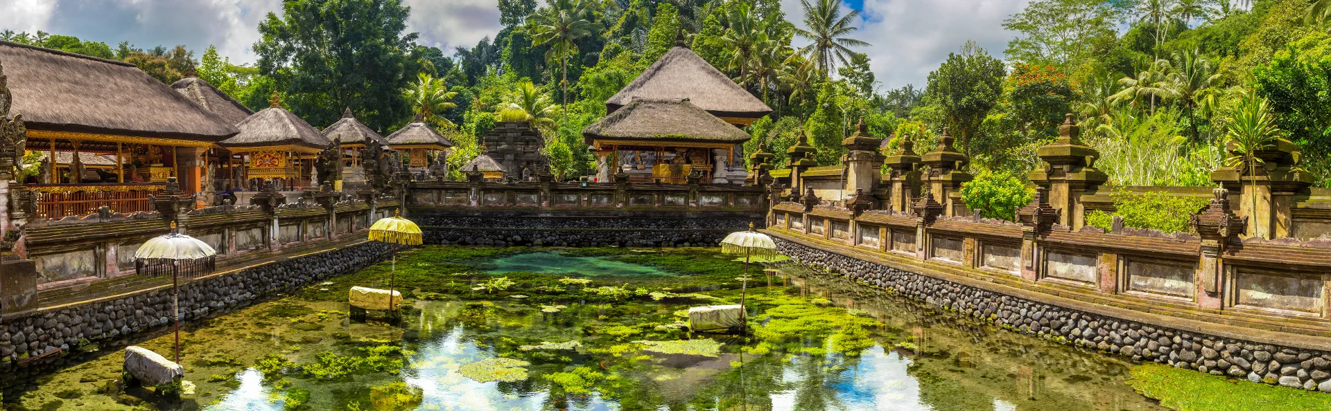 Panorama över bassängen med heligt vatten i Pura Tirta Empul-templet på Bali, Indonesien