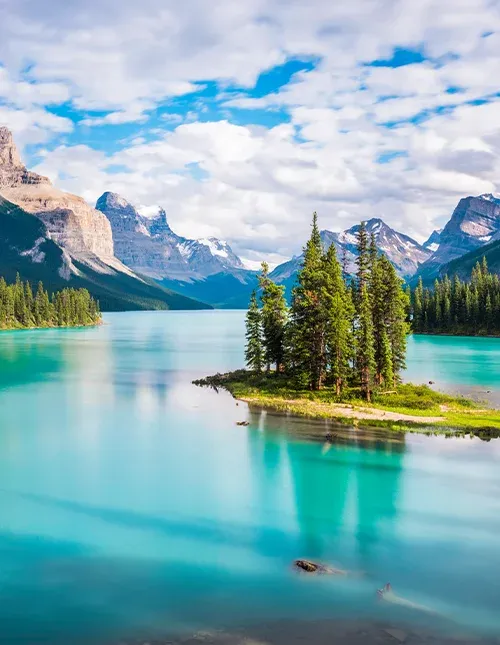Spirit Island i Maligne Lake vid solnedgång i Jasper nationalpark