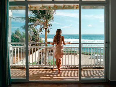 Kvinna njuter av utsikten från ett hotell i Sri Lanka