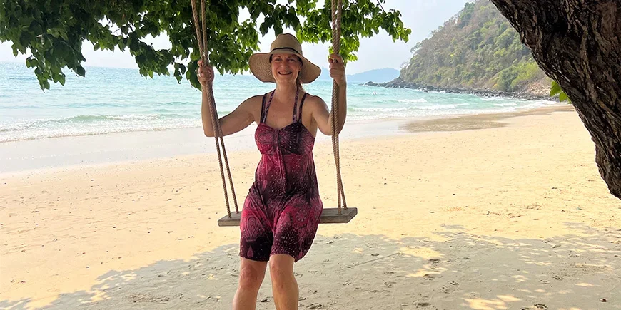 Vår kollega Britta på en gunga på stranden på Koh Samet