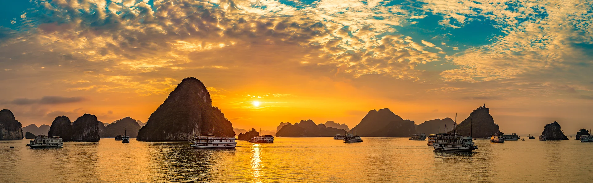 Panorama av solnedgången över Ha Long-bukten, Vietnam