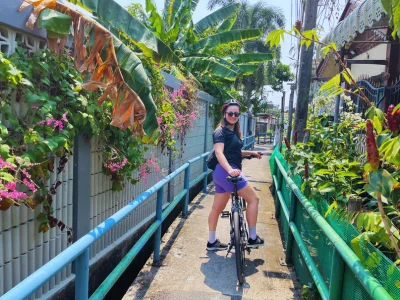 Katja på cykel i Bangkok