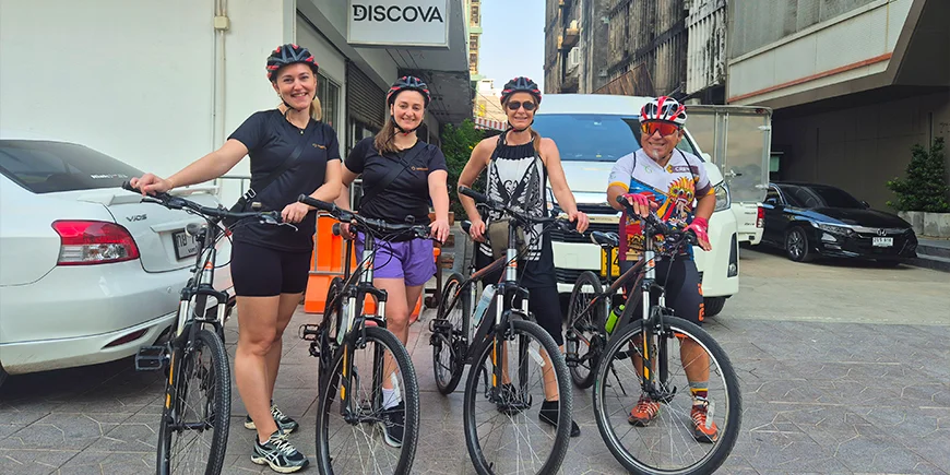 En grupp från TourCompass med sina cyklar i Bangkok