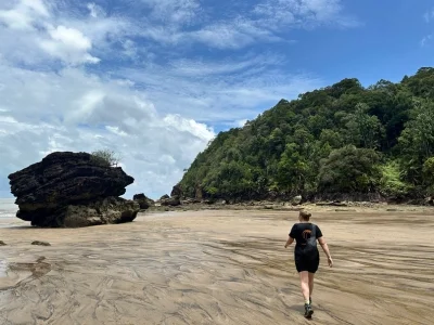 Michelle från TourCompass vandrar i Bako nationalpark på Borneo i Malaysia
