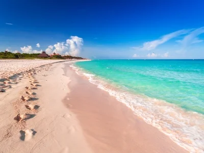 Fotspår i sanden vid Playa del Carmen