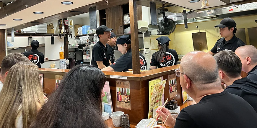 En gyoza-bar i Kyoto full av folk