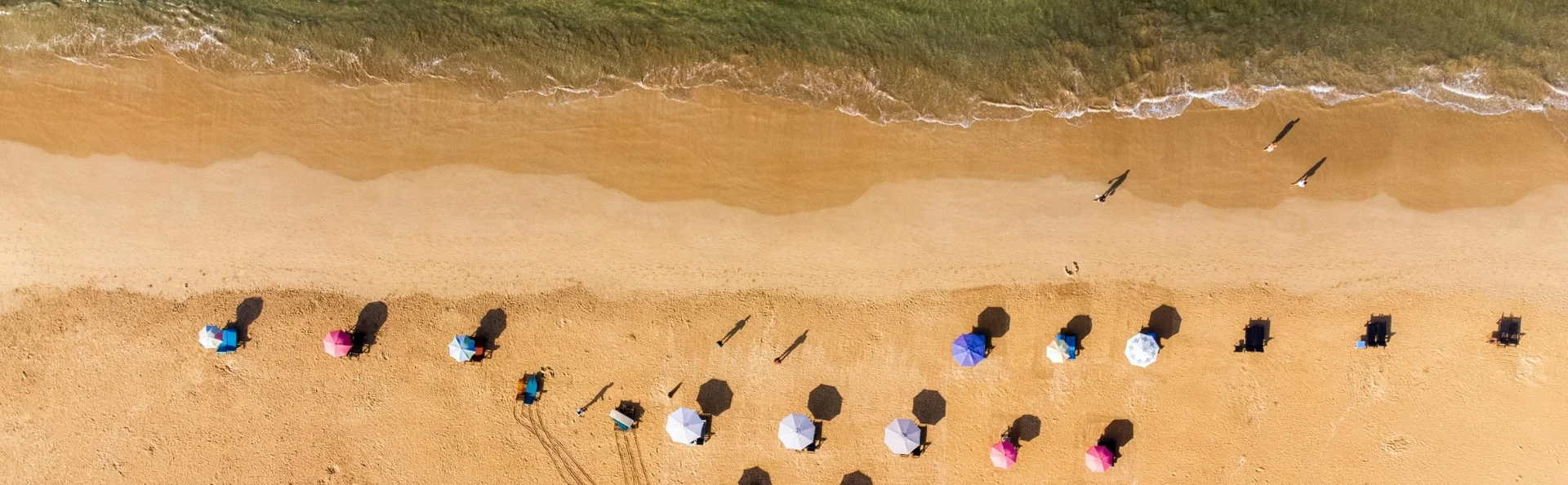 Gyllene strand på Sri Lanka sedd från ovan