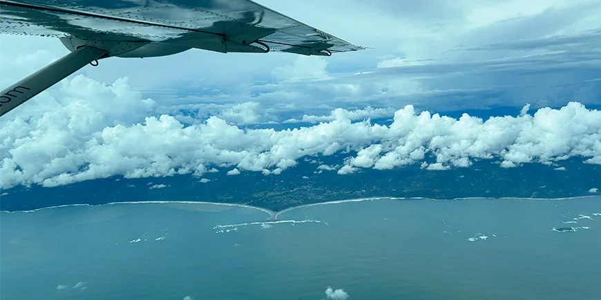 Utsikt från ett litet flygplan över Costa Rica