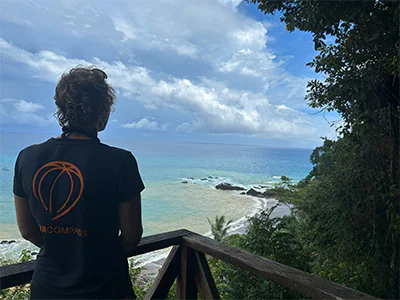 Meike blickar ut över vattnet i Corcovado nationalpark